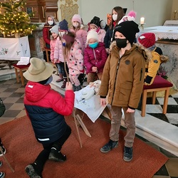 Die Kinder bilden eine lebendige Krippe