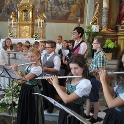 Die Volksschule bringt ein Ständchen